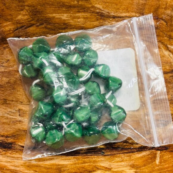 Assorted Lot of Green Stone and Glass Beads (Fire Mountain Gems) - Picture 5 of 13